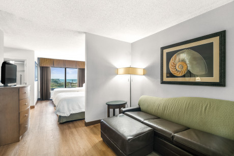 Hotel Alice At Atlantic Beach - Seating Area In Guestroom 4